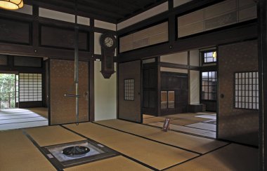 Tatami paspasları ve sürgülü kapıları olan geleneksel Japon odası.