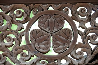 Çemberin içinde üç yaprak desenli karmaşık ahşap oyma