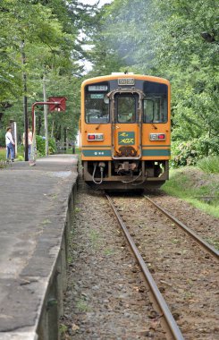 Şehirdeki tren istasyonunda. 
