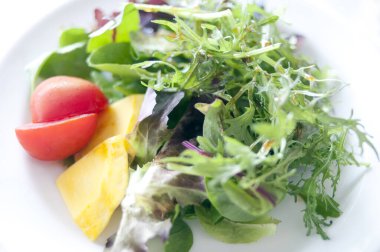 Masadaki lezzetli yiyeceklerin yakın plan görüntüsü.