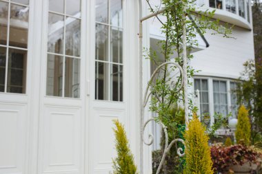 Güzel pencereli güzel beyaz bir ev.