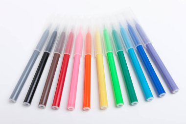 üst üste renkli boya kalemi