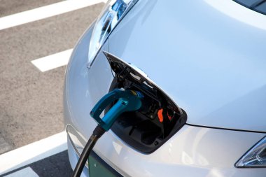 Şehirde elektrikli araç yükleniyor