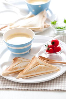 Çorba ve domatesli tost sandviç.