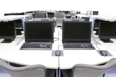 Bilgisayarlı ve tablolu modern ofis içi