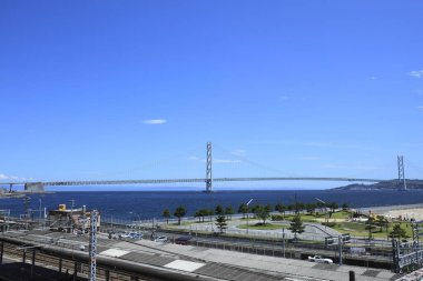 Gündüz vakti iki kıyı arasındaki köprünün hava görüntüsü