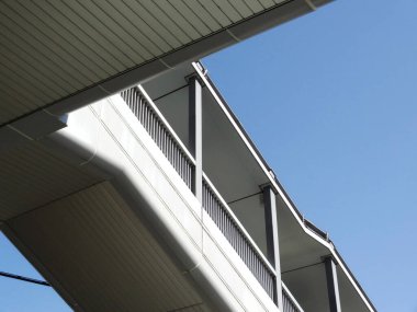 Şehirdeki modern yapı cephesi 