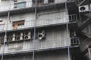 Birden fazla havalandırma ünitesi olan havasız kalmış bir bina.