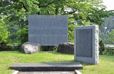 Parkta Çince sembolleri olan anıt taşının manzarası