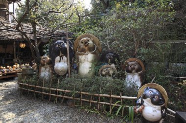 Açık havada geleneksel rakun heykelleri sergileniyor