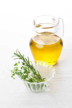 Cam kavanozdaki sebze yağını kapat. 