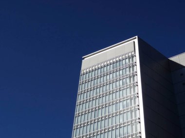 Şehir ve mavi gökyüzünün modern şehir mimarisinin düşük açılı görüntüsü                       