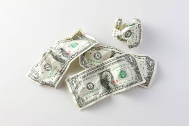 Dolar banknotları beyaz arkaplanı kapatır 