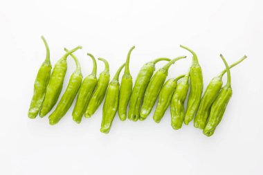 Beyaz arkaplanda yeşil fasulyeler izole