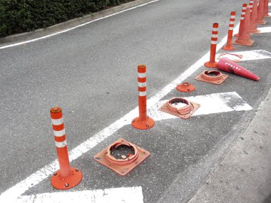 Turuncu trafik konileri ve delikleri olan yol inşaatı
