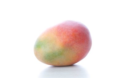 Beyaz arkaplanda kırmızı mango, kapat