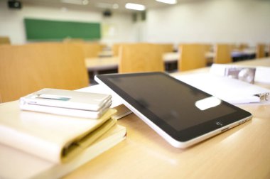 Sınıftaki kitapların ve tablet bilgisayarın yakın görüntüsü