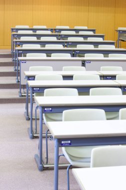 boş sınıf içi masa ve sandalyelerle dolu  