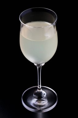 Siyah arkaplanda kokteyl camı