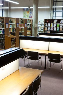 Üniversite kütüphanesi içi kitap rafları ve mobilyalarla dolu