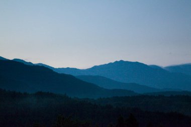 Dağlarda manzaralı gündoğumu olan güzel kırsal alan.        