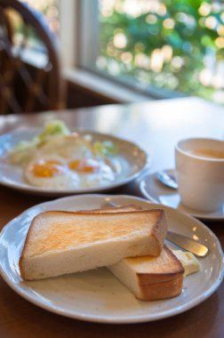 Kahve, tost ve yumurtalı kahvaltı.