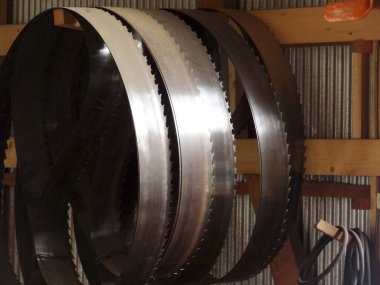 Köy ahşap atölyesinde asılı büyük metal testere bıçakları.