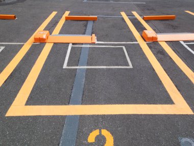 Sarı çizgiler ve sembollerle boş park yeri