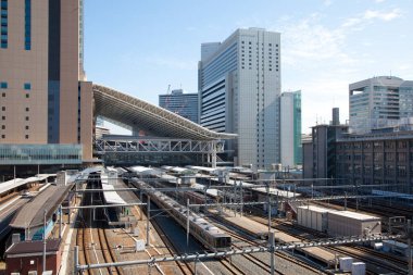 Tren kalkmak üzere olan şehir tren istasyonu.
