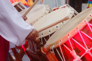 Kültür festivali sırasında geleneksel davul çalan eller