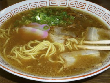 Japon eriştesi arka planda, yakın plan.