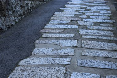 Eski kasabadaki kaldırım taşı yolu, kapatın.