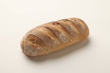 Beyaz arkaplanda fotokopi alanı olan bir somun taze ekmek..