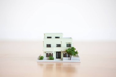 Beyaz arka plandaki küçük ev modeli, ipotek konsepti