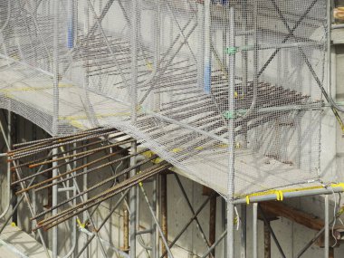 İnşaat alanında metal iskeleler var.