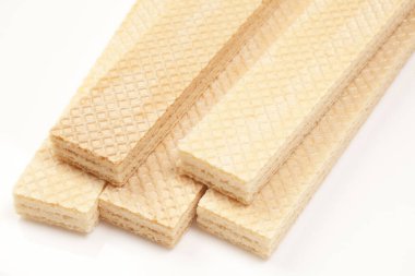 Beyaz arka plandaki lezzetli gofretleri kapatın. Tatlı tatlı.                                      