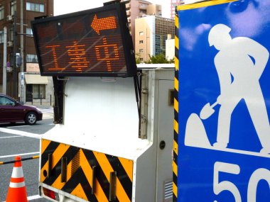 Mavi uyarı işaretinin yanında ok gösteren parlak yapı işareti