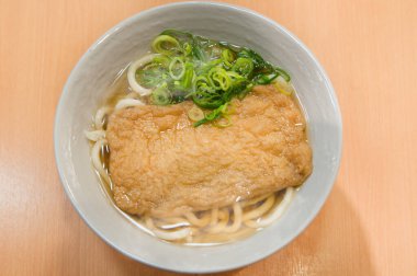 Masadaki lezzetli yiyeceklerin yakın plan görüntüsü