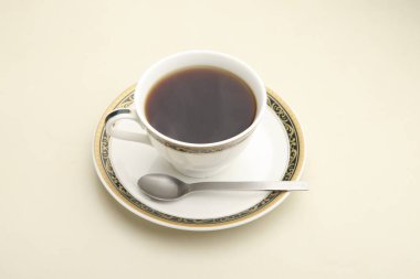 Bir fincan kahve ve kaşık.