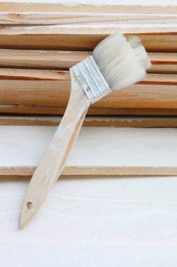 boya fırçası ve beyaz boyalı ahşap tahtalar             