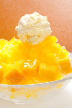 Kasede mangolu tatlı dondurma.