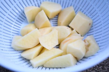 Kasede dilimlenmiş sarı patates