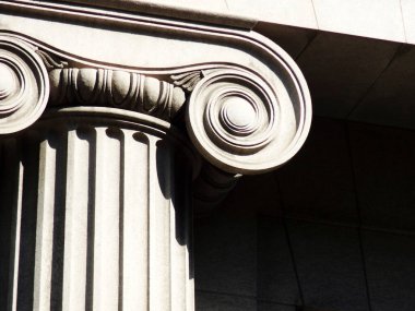 Kapalı flütlü sütun ve süslü iyonik sermaye detaylarını göster