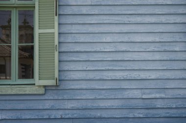 Eski bir evin pencere manzarası.