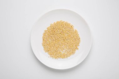 Beyaz tabakta darı üst görünümü