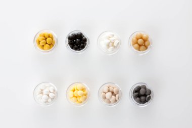 Şeffaf kutularda çeşitli haplar