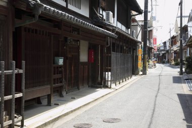 Sokakların her ayrıntısı muhteşem, canlı Japon şehir manzarasına katkıda bulunuyor..