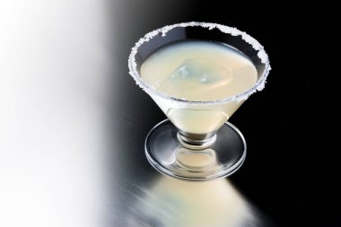 Koyu arkaplanda cam karışımının yakın plan görüntüsü       