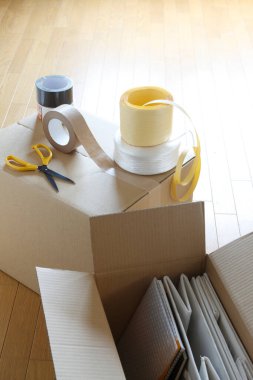 Makas ve defterleri de içeren kutular paketleme malzemesi