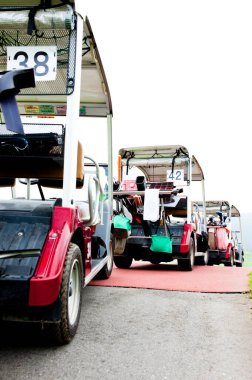 Güneşli bir günde golf arabaları